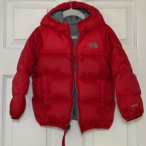 The North Face 550 REVERSIBLE Red and Gray Goose Down Puffer Coat, size 3T